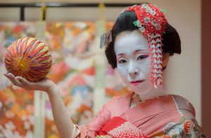 Élégance du Tsumami Kanzashi : accessoires en tissu